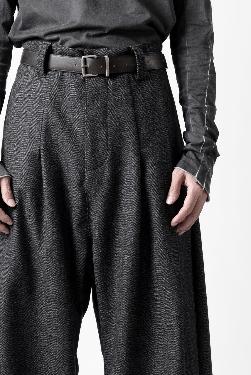 A.F ARTEFACT TUCK WIDE TROUSERS / HERRING BONE WOOL (D.GREY)