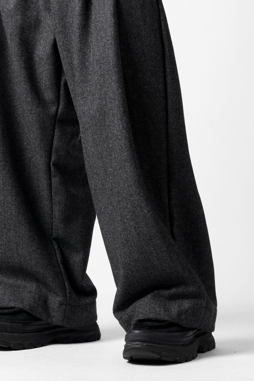 A.F ARTEFACT TUCK WIDE TROUSERS / HERRING BONE WOOL (D.GREY)