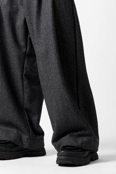 画像をギャラリービューアに読み込む, A.F ARTEFACT TUCK WIDE TROUSERS / HERRING BONE WOOL (D.GREY)