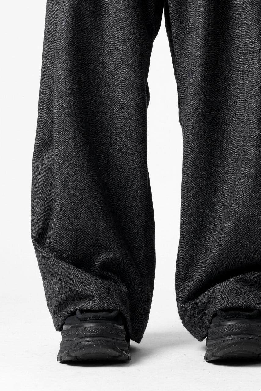 A.F ARTEFACT TUCK WIDE TROUSERS / HERRING BONE WOOL (D.GREY)