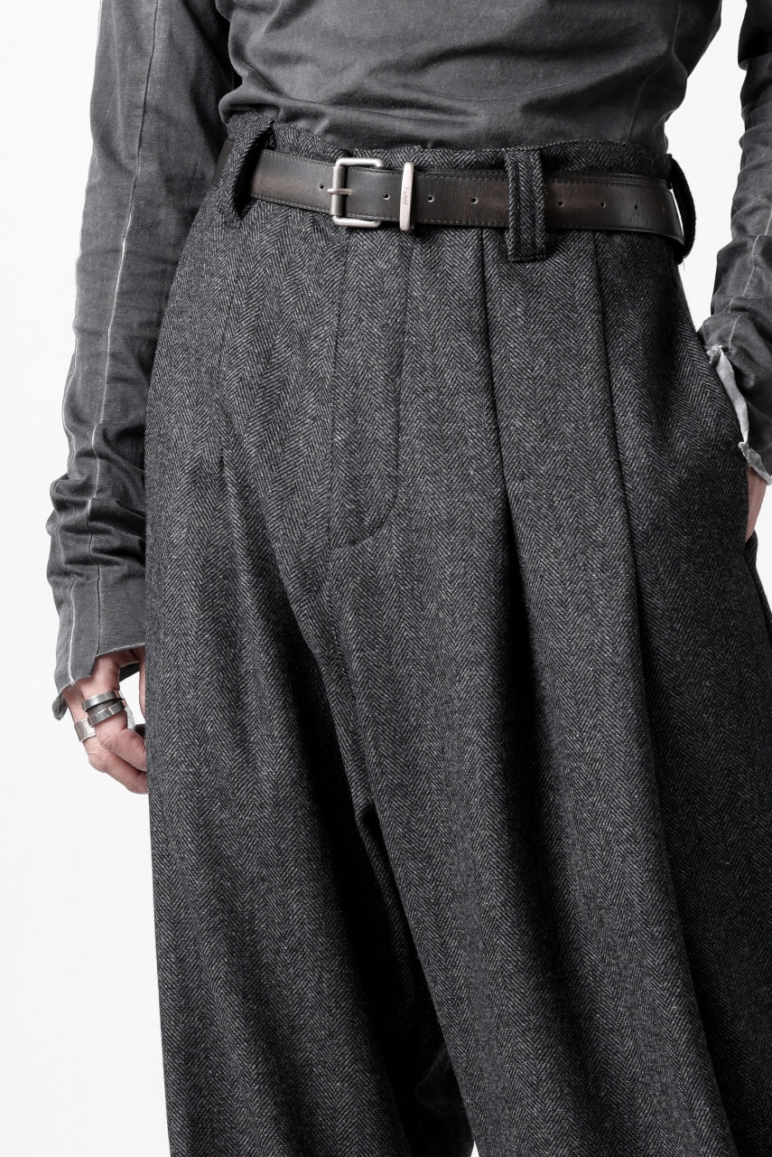 A.F ARTEFACT TUCK WIDE TROUSERS / HERRING BONE WOOL (D.GREY)