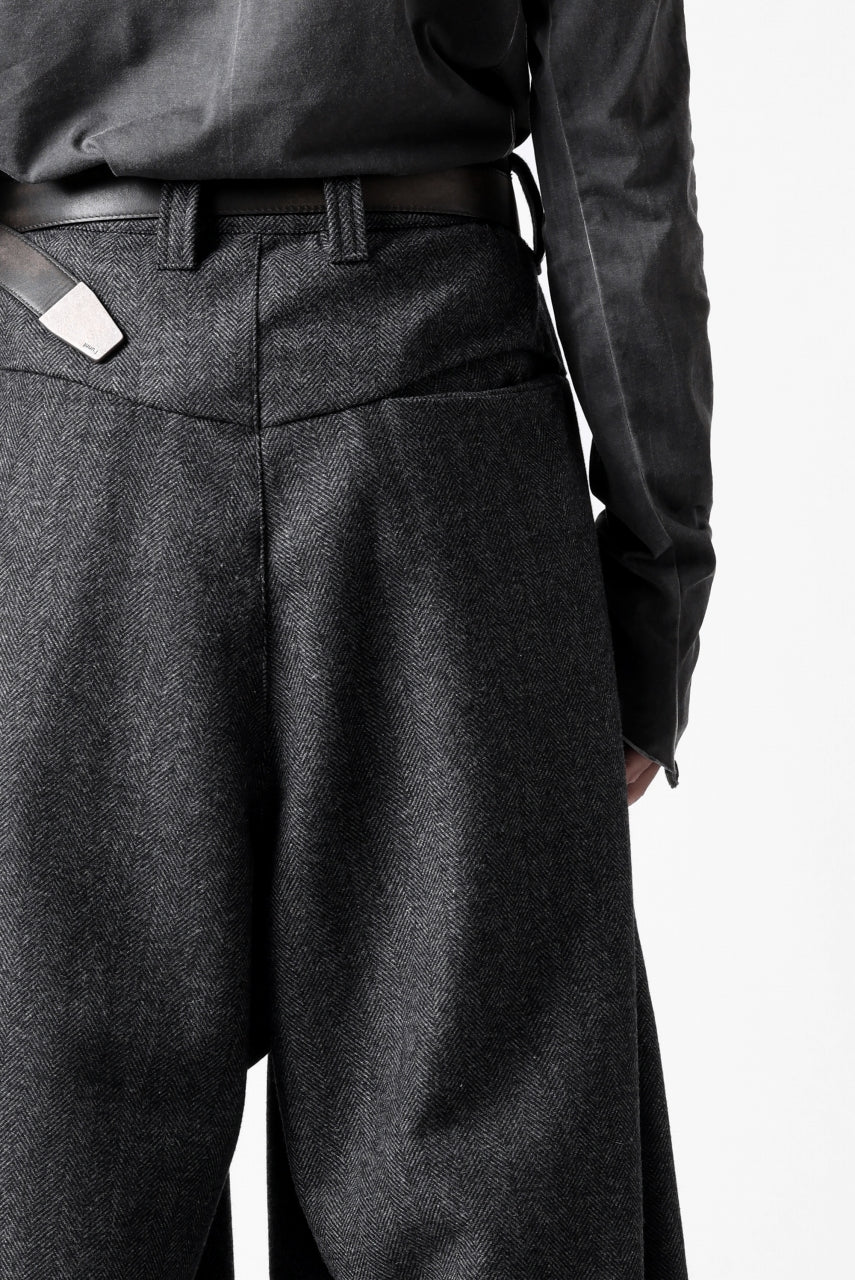 A.F ARTEFACT TUCK WIDE TROUSERS / HERRING BONE WOOL (D.GREY)