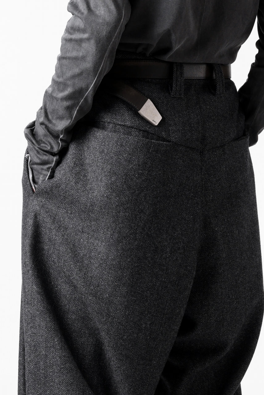 A.F ARTEFACT TUCK WIDE TROUSERS / HERRING BONE WOOL (D.GREY)