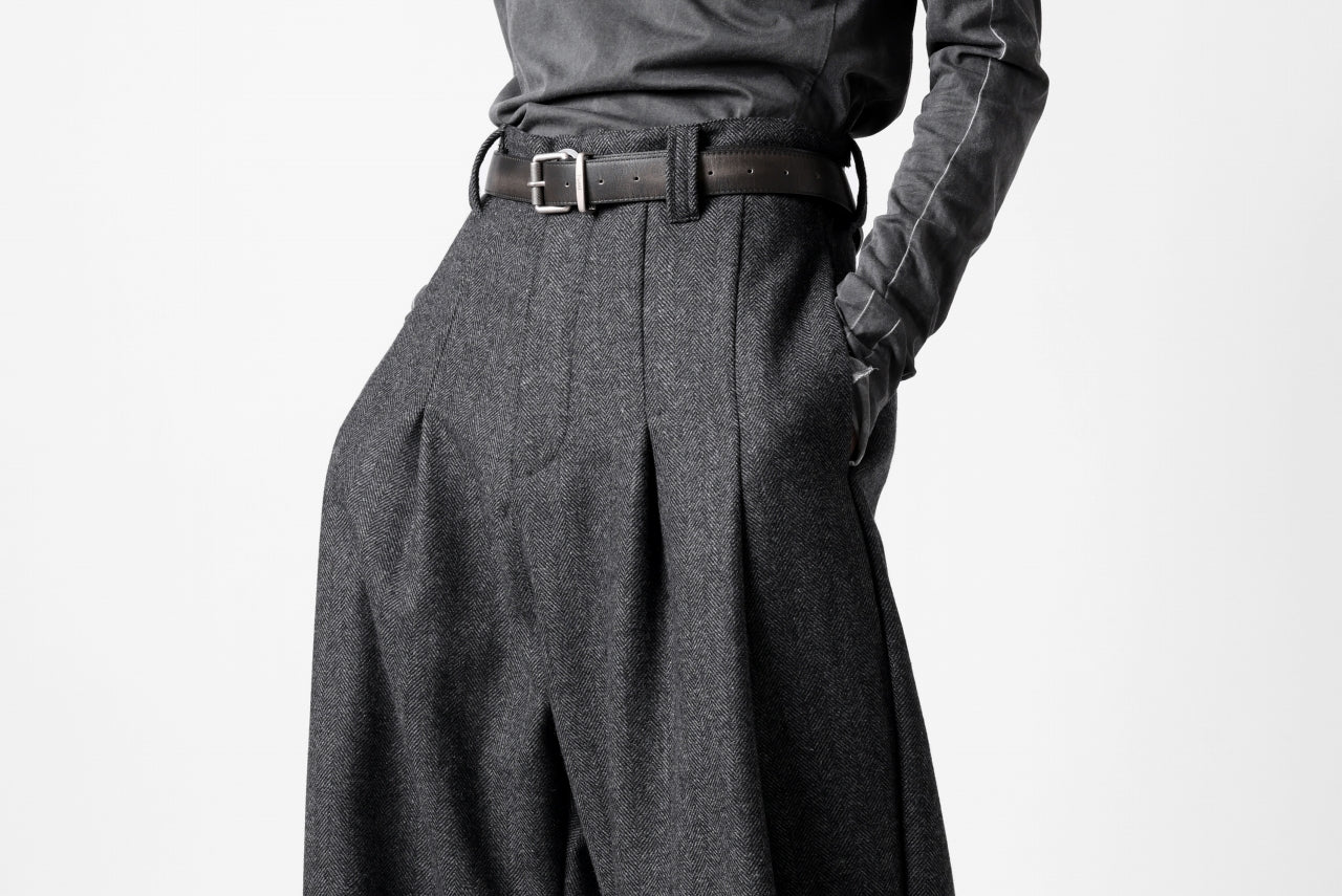 A.F ARTEFACT TUCK WIDE TROUSERS / HERRING BONE WOOL (D.GREY)