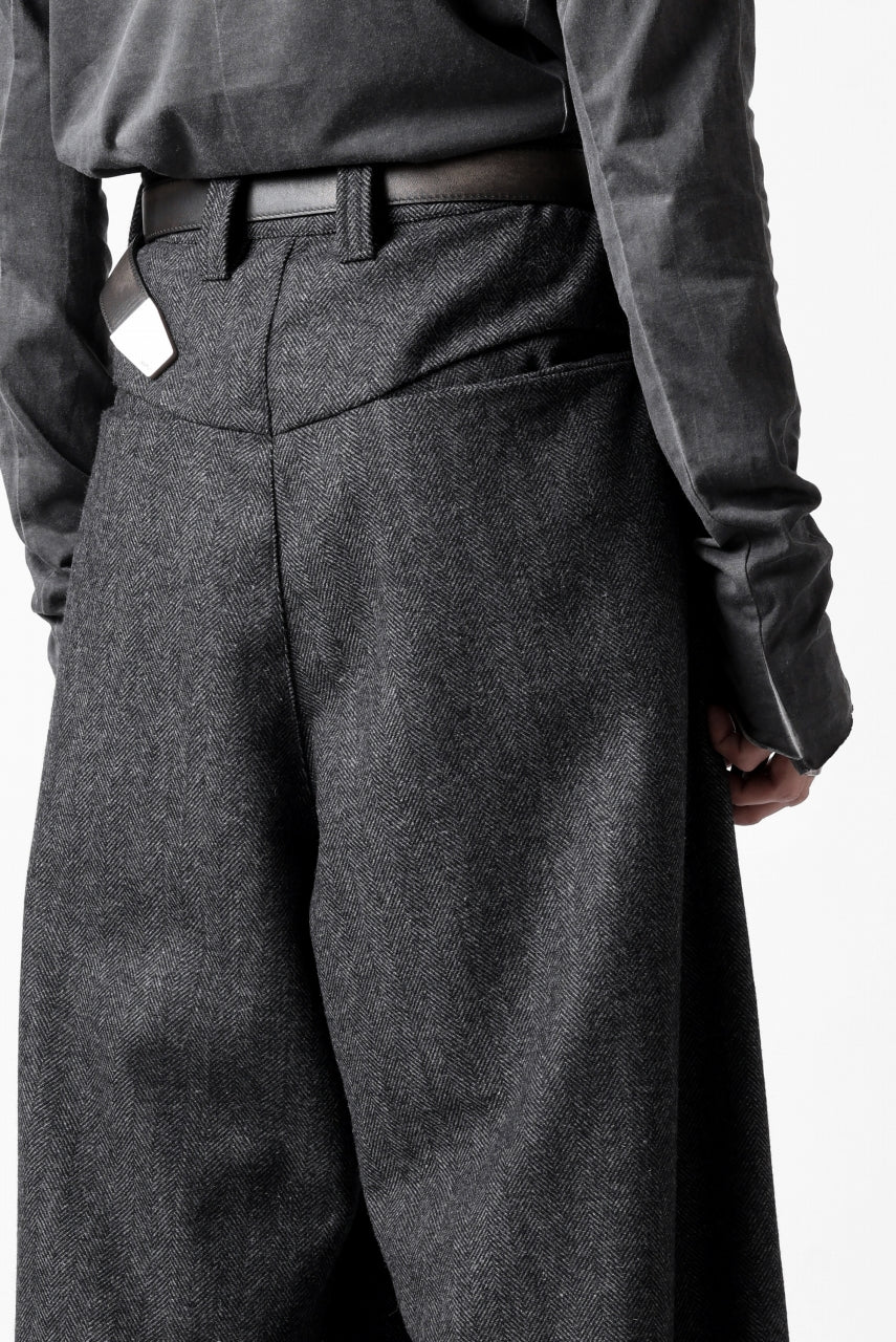 A.F ARTEFACT TUCK WIDE TROUSERS / HERRING BONE WOOL (D.GREY)