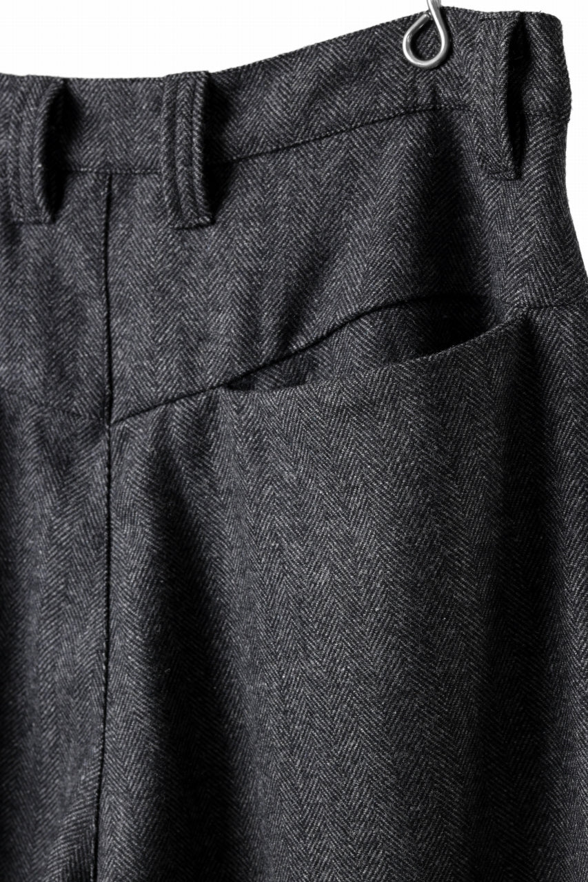 A.F ARTEFACT TUCK WIDE TROUSERS / HERRING BONE WOOL (D.GREY)