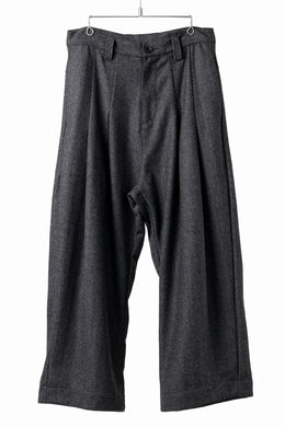 A.F ARTEFACT TUCK WIDE TROUSERS / HERRING BONE WOOL (D.GREY)