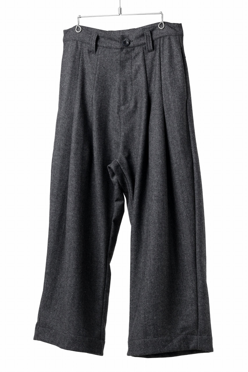 A.F ARTEFACT TUCK WIDE TROUSERS / HERRING BONE WOOL (D.GREY)