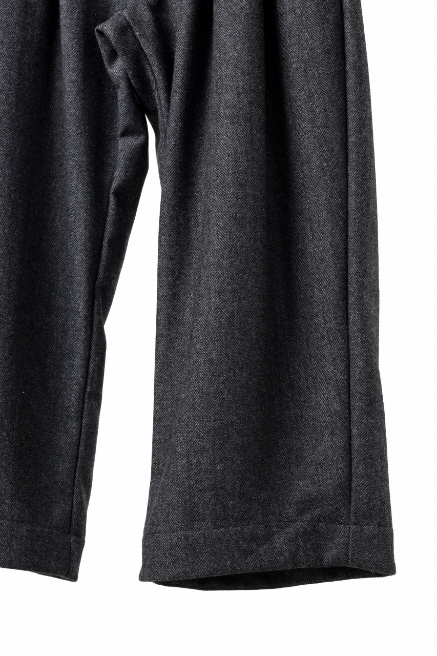 A.F ARTEFACT TUCK WIDE TROUSERS / HERRING BONE WOOL (D.GREY)