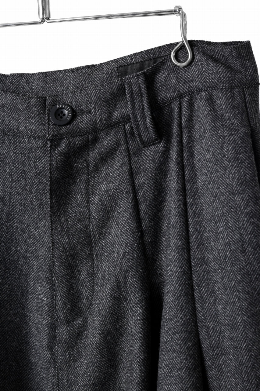 A.F ARTEFACT TUCK WIDE TROUSERS / HERRING BONE WOOL (D.GREY)