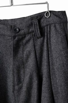 画像をギャラリービューアに読み込む, A.F ARTEFACT TUCK WIDE TROUSERS / HERRING BONE WOOL (D.GREY)