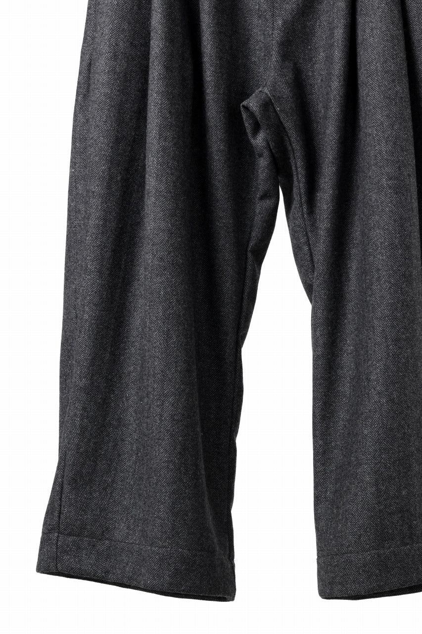 A.F ARTEFACT TUCK WIDE PANTS / HERRING BONE WOOL (D.GREY)