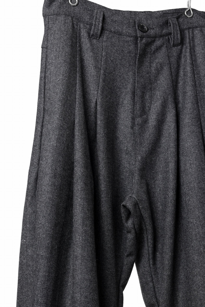 A.F ARTEFACT TUCK WIDE PANTS / HERRING BONE WOOL (D.GREY)