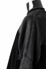 Load image into Gallery viewer, A.F ARTEFACT BRUSHED KNIT COMBI VELOR TOP (BLACK)