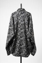 Load image into Gallery viewer, 【SAMPLE】A.F ARTEFACT COCOON SHIRT-JACKET / JACQUARD BLURRED STRIPE (BLACK × WHITE)