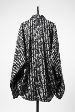 Load image into Gallery viewer, 【SAMPLE】A.F ARTEFACT COCOON SHIRT-JACKET / JACQUARD BLURRED STRIPE (BLACK × WHITE)