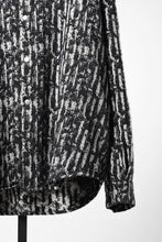 Load image into Gallery viewer, 【SAMPLE】A.F ARTEFACT COCOON SHIRT-JACKET / JACQUARD BLURRED STRIPE (BLACK × WHITE)
