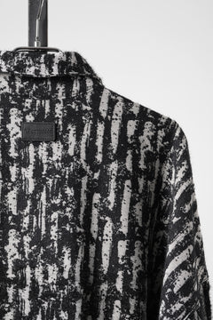 Load image into Gallery viewer, 【SAMPLE】A.F ARTEFACT COCOON SHIRT-JACKET / JACQUARD BLURRED STRIPE (BLACK × WHITE)