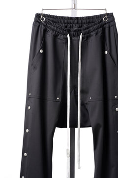 Load image into Gallery viewer, A.F ARTEFACT SARROUEL FLARE PANTS / TECH SMOOTH BONDING LW FLEECE (BLACK)