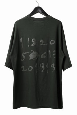 A.F ARTEFACT NUMBERRING PRINT OVER SIZED S/S TEE (KHAKI)