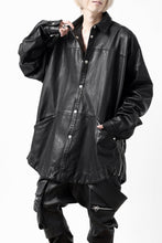 Load image into Gallery viewer, A.F ARTEFACT SNAPPED COCOON SHIRT-JACKET / SOFT GOAT LEATHER (BLACK)