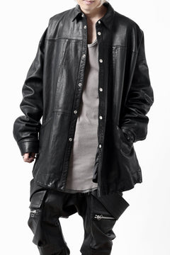 Load image into Gallery viewer, A.F ARTEFACT SNAPPED COCOON SHIRT-JACKET / SOFT GOAT LEATHER (BLACK)