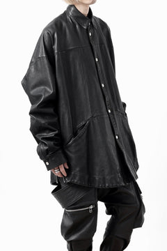 Load image into Gallery viewer, A.F ARTEFACT SNAPPED COCOON SHIRT-JACKET / SOFT GOAT LEATHER (BLACK)