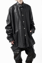 Load image into Gallery viewer, A.F ARTEFACT SNAPPED COCOON SHIRT-JACKET / SOFT GOAT LEATHER (BLACK)