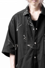 Load image into Gallery viewer, A.F ARTEFACT PYRA PATTERN PRINT SWITCHING HALF SLEEVE SHIRT (BLACK)