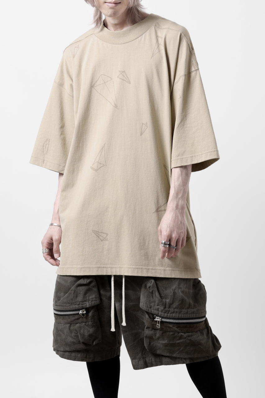 A.F ARTEFACT PYRA PATTERN PRINT THICK-COLLAR LOOSEY TEE (BEIGE)