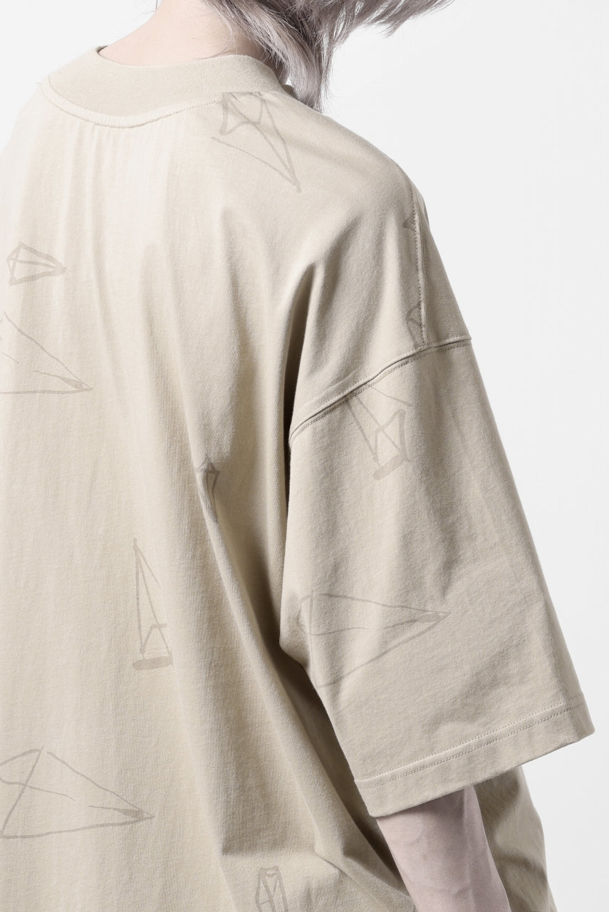 A.F ARTEFACT PYRA PATTERN PRINT OVER SIZED THICK-COLLAR S/S TEE (BEIGE)