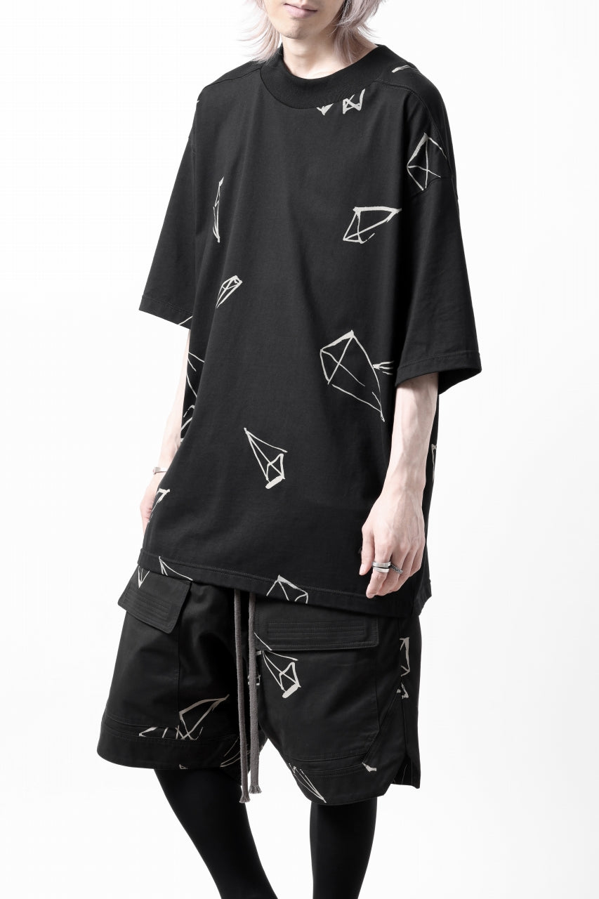 A.F ARTEFACT PYRA PATTERN PRINT OVER SIZED THICK-COLLAR S/S TEE (BLACK)