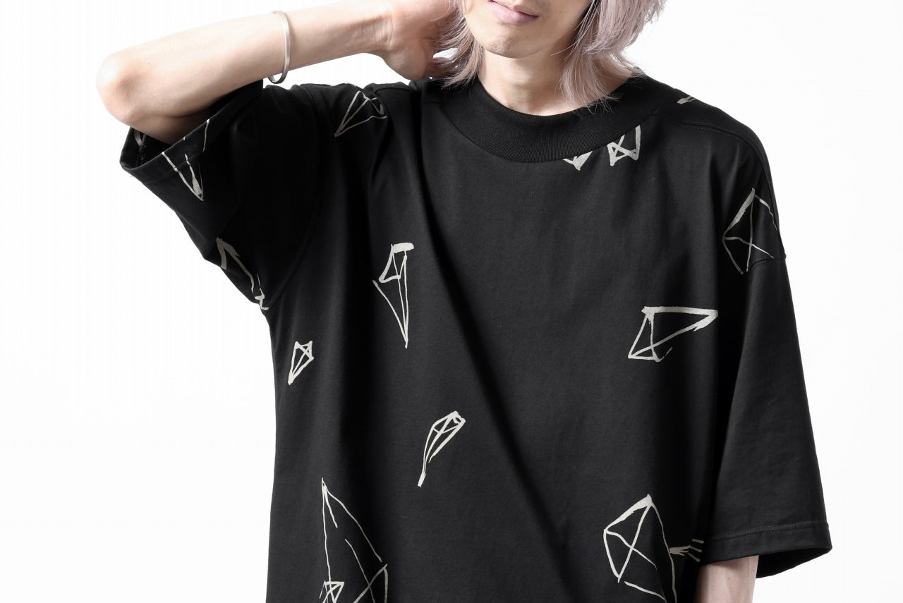 A.F ARTEFACT PYRA PATTERN PRINT OVER SIZED THICK-COLLAR S/S TEE (BLACK)