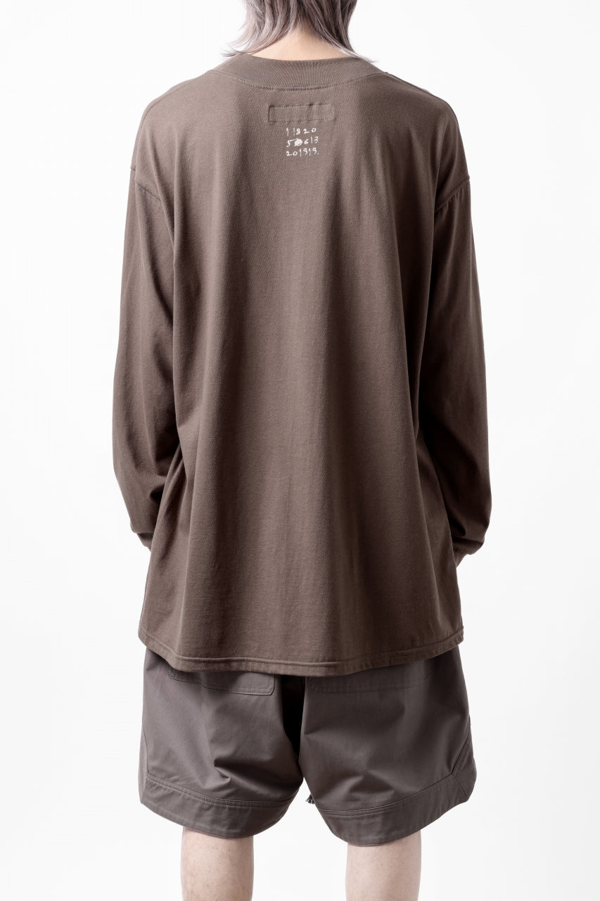 A.F ARTEFACT THICK-COLLAR BASIC L/S T-SHIRT / TYPE A PRINT (BROWN)