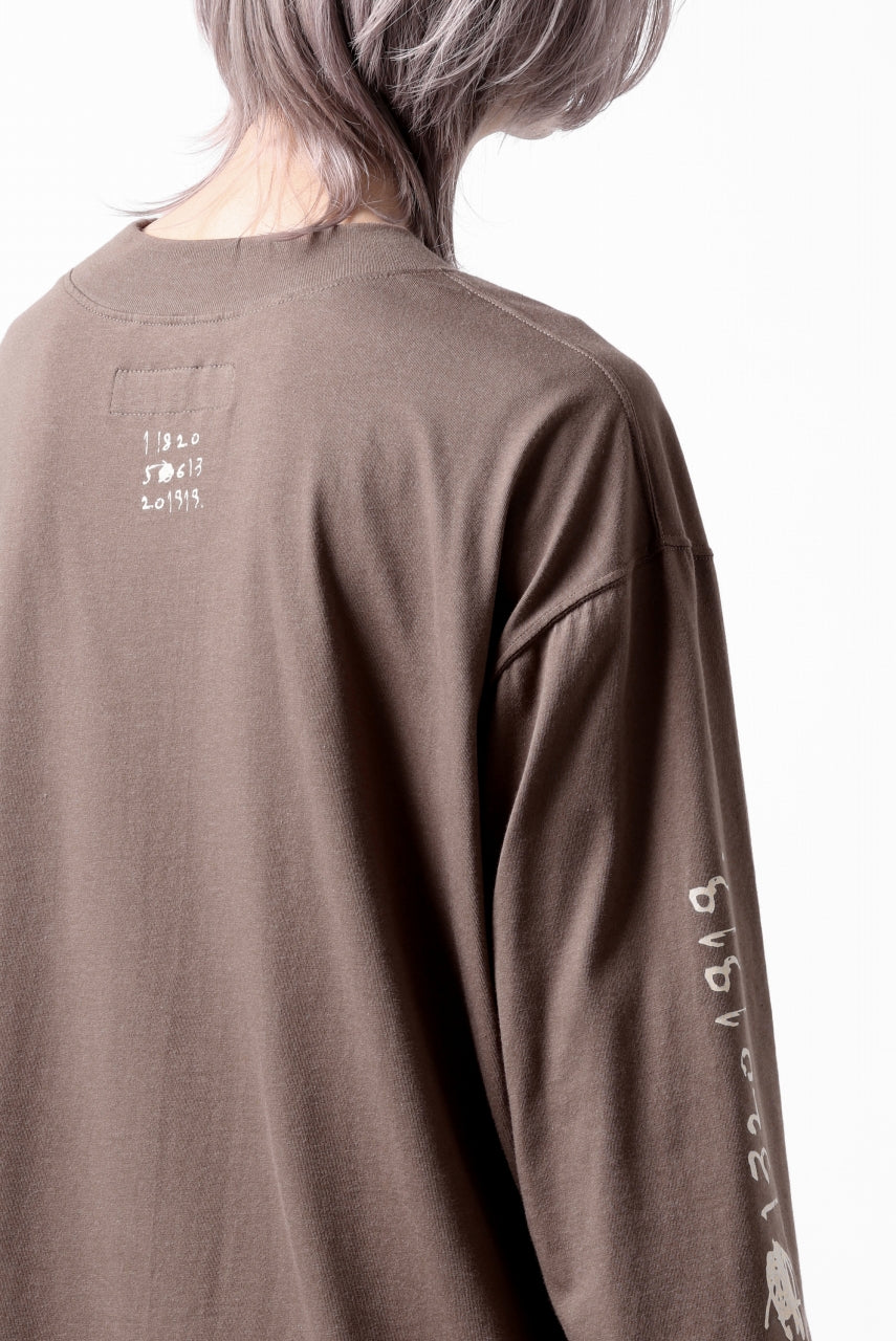 A.F ARTEFACT THICK-COLLAR BASIC L/S T-SHIRT / TYPE A PRINT (BROWN)