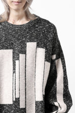 Load image into Gallery viewer, A.F ARTEFACT GEO PATTERN KNIT TOPS (GREY x BEIGE)