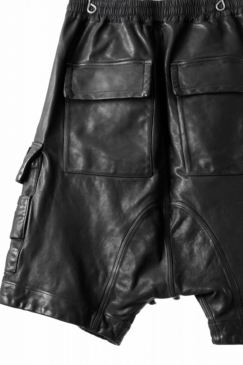 A.F ARTEFACT LOWCROTCH MILITARY WIDE SHORTS / SOFT GOAT LEATHER (BLACK)