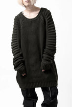 Load image into Gallery viewer, 【SAMPLE SALE】A.F ARTEFACT LOWGAUGE CABLE KNIT PULLOVER LADDER-SLEEVE (KHAKI)