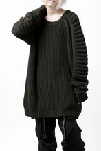 Load image into Gallery viewer, 【SAMPLE SALE】A.F ARTEFACT LOWGAUGE CABLE KNIT PULLOVER LADDER-SLEEVE (KHAKI)