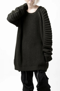 Load image into Gallery viewer, 【SAMPLE SALE】A.F ARTEFACT LOWGAUGE CABLE KNIT PULLOVER LADDER-SLEEVE (KHAKI)