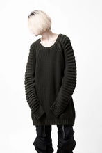 Load image into Gallery viewer, 【SAMPLE SALE】A.F ARTEFACT LOWGAUGE CABLE KNIT PULLOVER LADDER-SLEEVE (KHAKI)