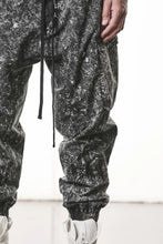 画像をギャラリービューアに読み込む, thom/krom CARGO JOGGER TROUSERS / DYED ORGANIC COTTON (BLACK MARBLE)