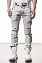 画像をギャラリービューアに読み込む, thom/krom SLIM FIT DENIM TROUSERS / ACID BLEECH - SCAR STITCH (LIGHT GREY)