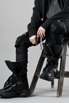 画像をギャラリービューアに読み込む, A.F ARTEFACT FLAP-DETAIL SLIM CARGO PANTS / HI-STRETCH DENIM (BLACK)