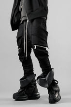 画像をギャラリービューアに読み込む, A.F ARTEFACT FLAP-DETAIL SLIM CARGO PANTS / HI-STRETCH DENIM (BLACK)