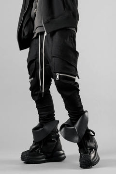 画像をギャラリービューアに読み込む, A.F ARTEFACT FLAP-DETAIL SLIM CARGO PANTS / HI-STRETCH DENIM (BLACK)