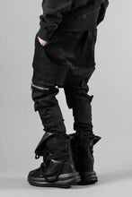 画像をギャラリービューアに読み込む, A.F ARTEFACT FLAP-DETAIL SLIM CARGO PANTS / HI-STRETCH DENIM (BLACK)