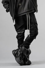 画像をギャラリービューアに読み込む, A.F ARTEFACT FLAP-DETAIL SLIM CARGO PANTS / HI-STRETCH DENIM (BLACK)