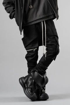 画像をギャラリービューアに読み込む, A.F ARTEFACT FLAP-DETAIL SLIM CARGO PANTS / HI-STRETCH DENIM (BLACK)