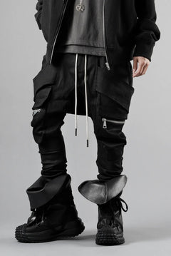画像をギャラリービューアに読み込む, A.F ARTEFACT FLAP-DETAIL SLIM CARGO PANTS / HI-STRETCH DENIM (BLACK)